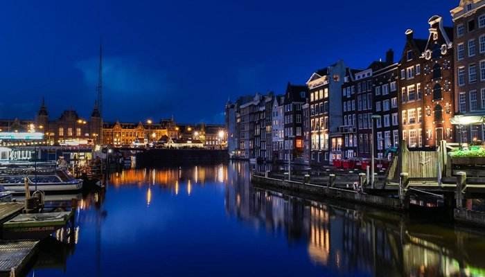 What To See In Amsterdam In 2 Days and 3 Days? 10 Canal Cruise